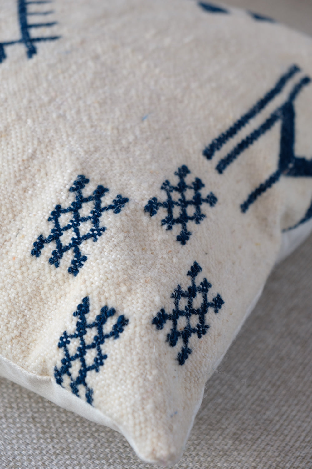 Hand-woven cushion OURIKA 