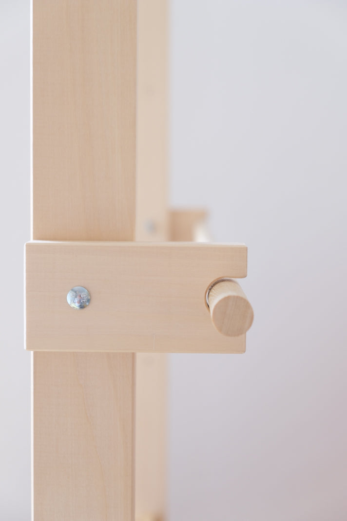 Telaio verticale in legno massello per tessitura di tappeti e arazzi, dettaglio del liccio