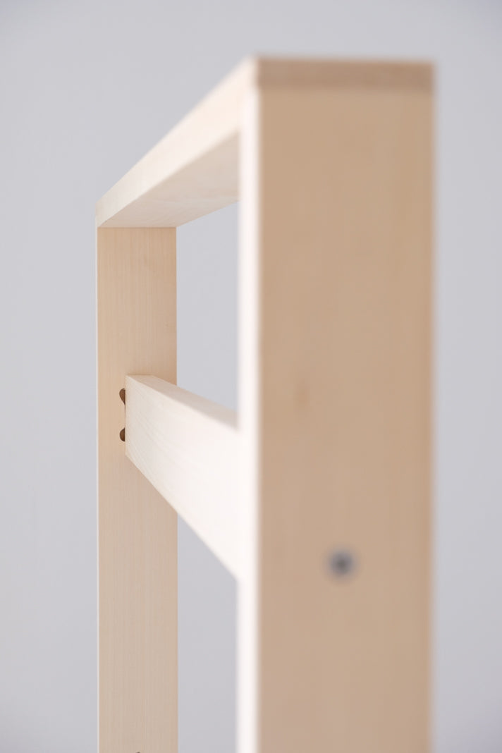 Telaio verticale in legno massello per tessitura di tappeti e arazzi, dettaglio del subbio superiore