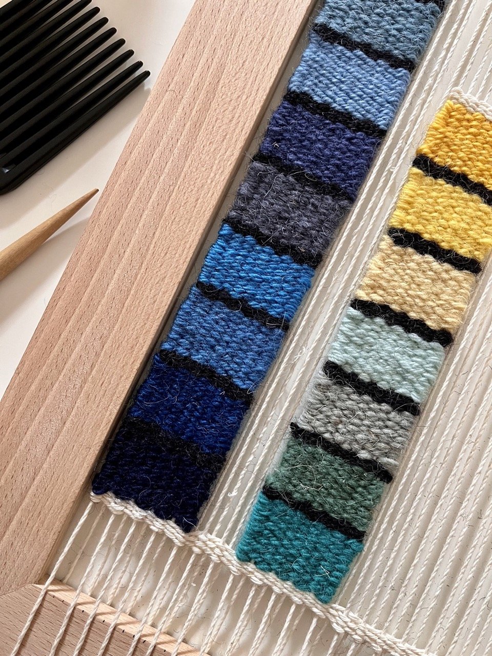 Telaio a cornice per tessitura in legno  con ordito in cotone e porzioni tessute in vari colori, campioni colore di lane