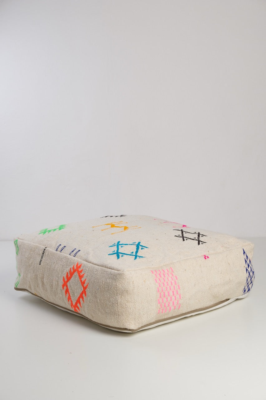 Hand-woven pouf ZREQ