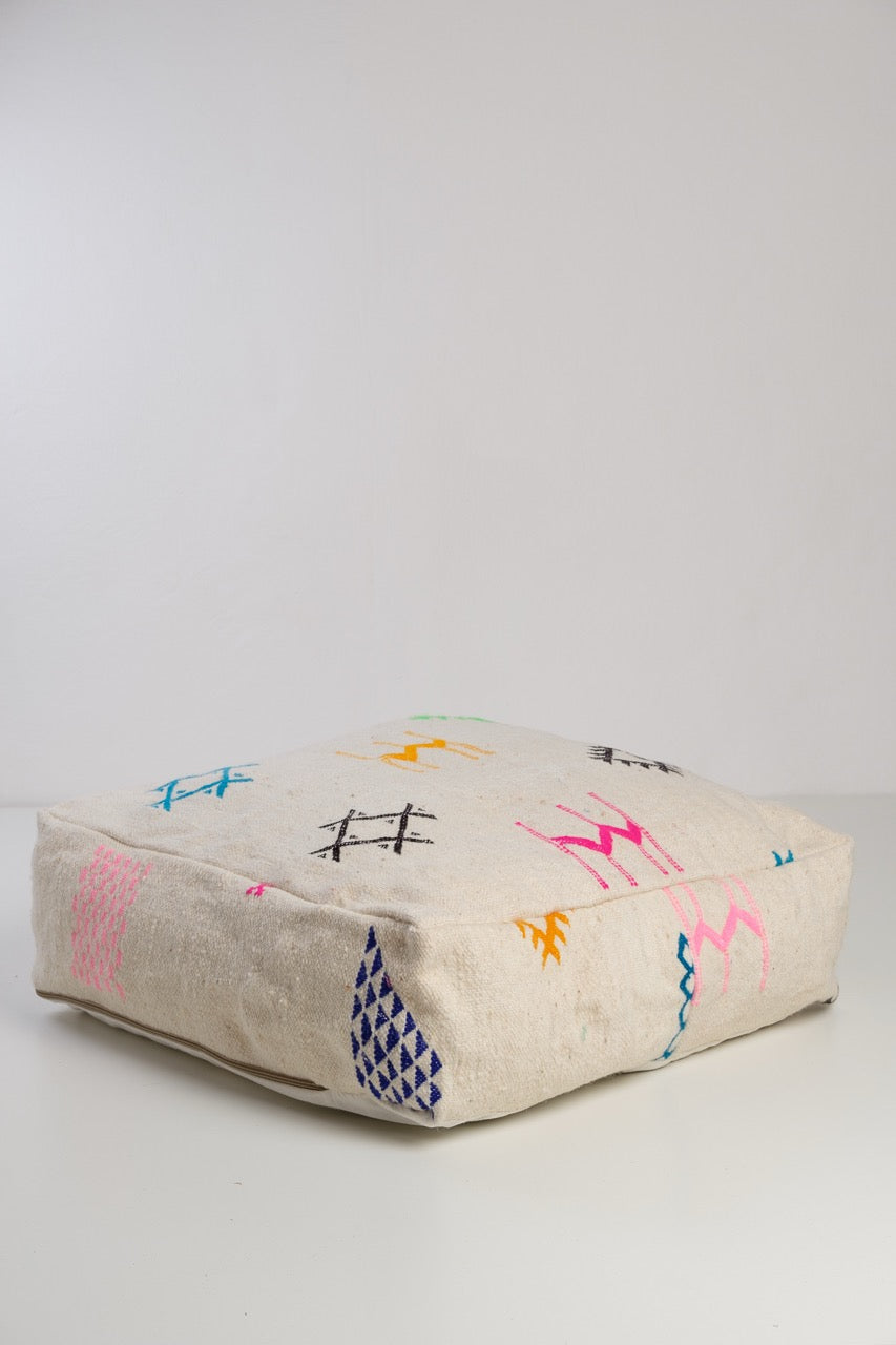 Hand-woven pouf ZREQ