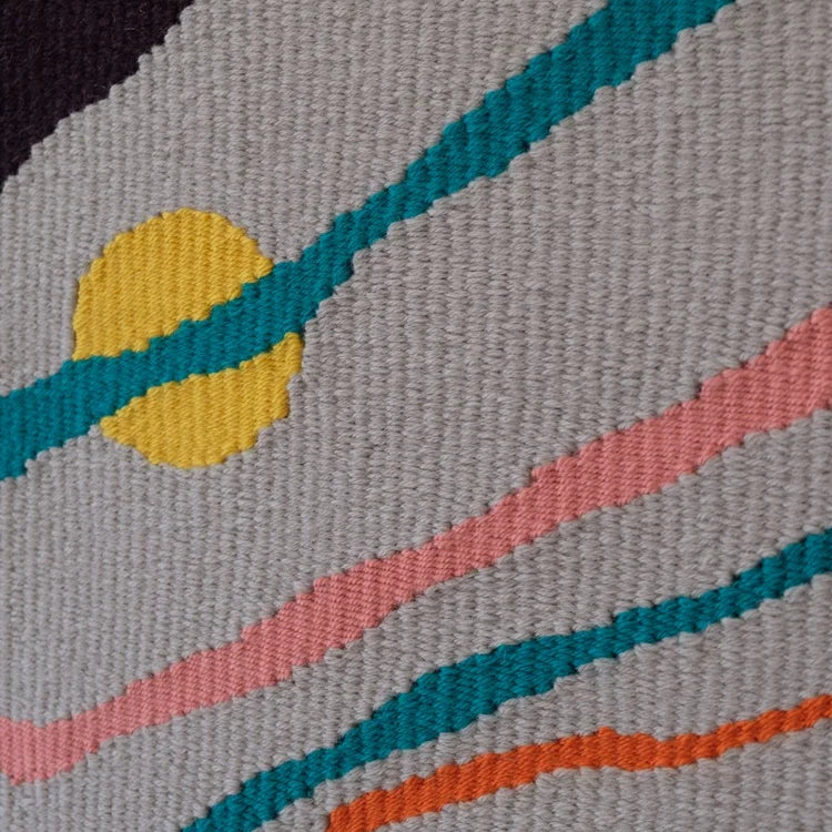 Arazzo contemporaneo in lana con base grigia, striature diagonali di colore arancione, rosa, verde e nero e cerchio giallo