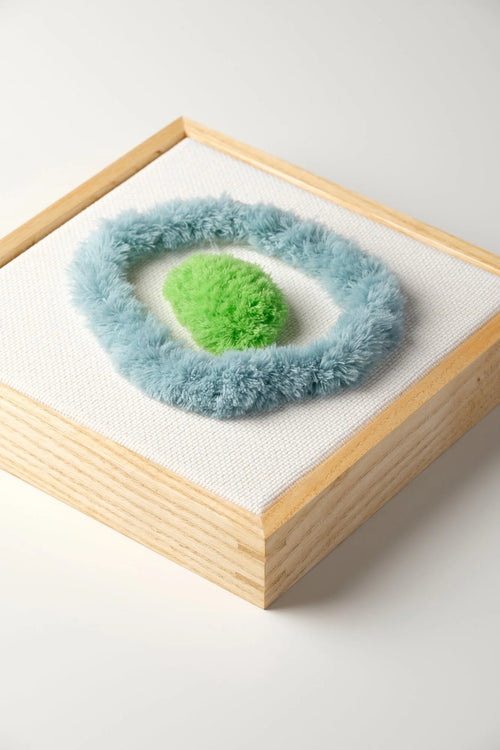 Opera di fiber art incorniciata Zen Garden Aarhus di Ilary Bottini, tela bianca in cotone con elementi in verde e azzurro