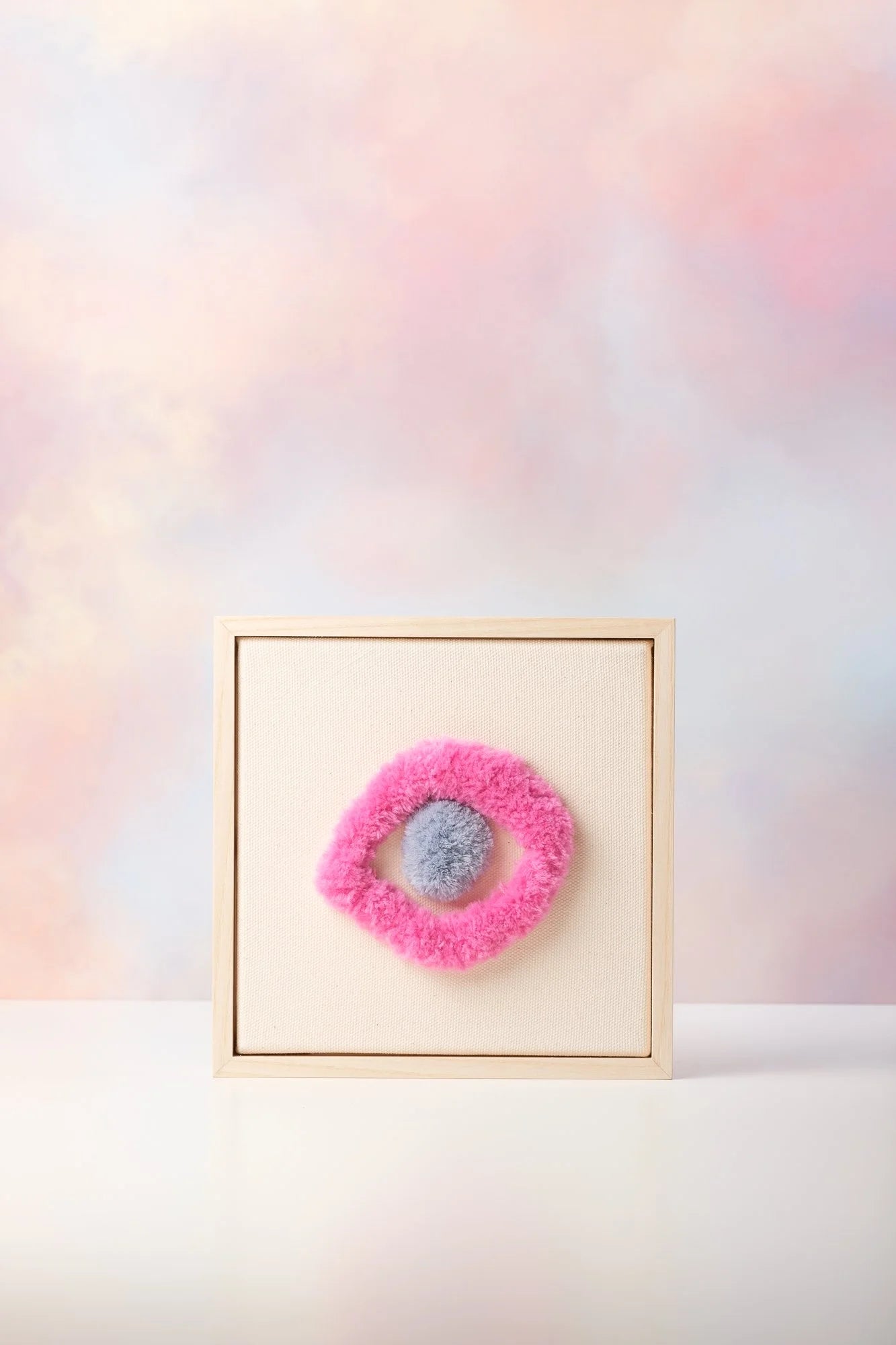 Opera di fiber art incorniciata Zen Garden Rangiroa di Ilary Bottini, tela bianca in cotone con elementi in grigio e rosa