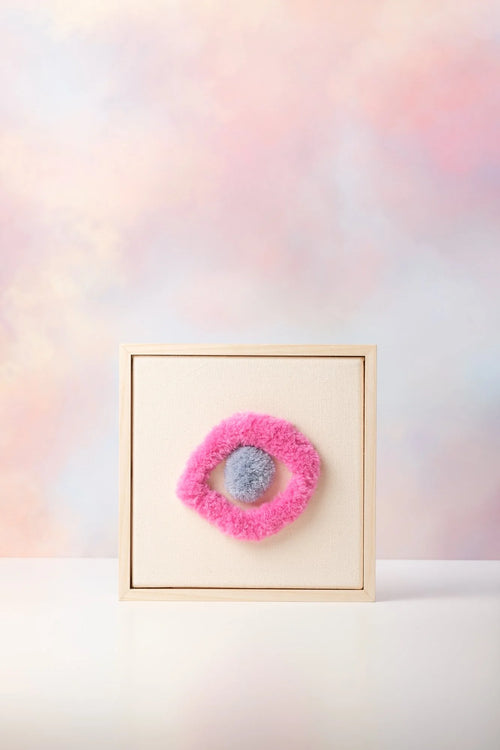 Opera di fiber art incorniciata Zen Garden Rangiroa di Ilary Bottini, tela bianca in cotone con elementi in grigio e rosa