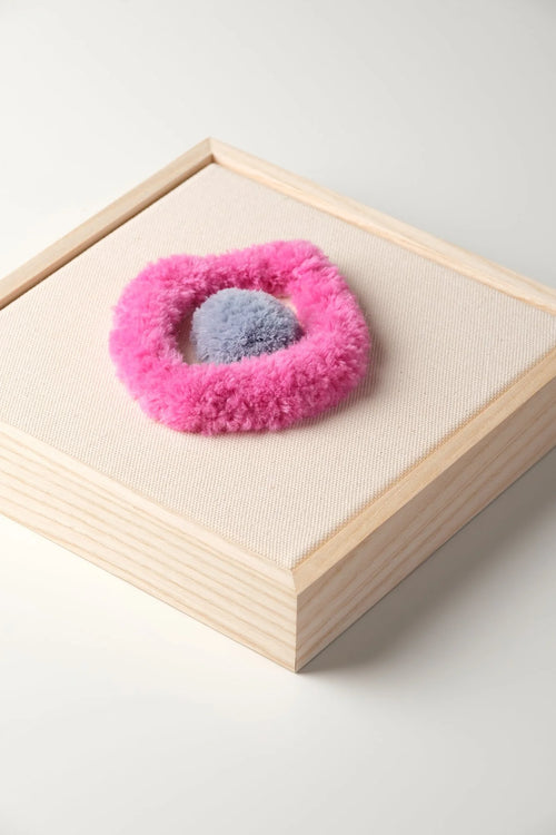 Opera di fiber art incorniciata Zen Garden Rangiroa di Ilary Bottini, tela bianca in cotone con elementi in grigio e rosa